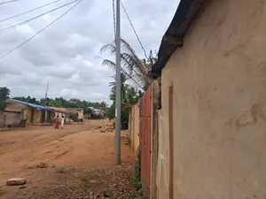 Vente d'un terrain à Agoè Kossigan, demi-lot clôturé bâti (5 pièces), ouvert sur rue de 14 m – 15 millions FCFA — photo 3
