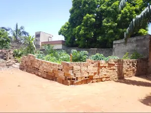 Terrain demi-lot clôturé en vente à Avedji Komla Mali – 25 millions FCFA