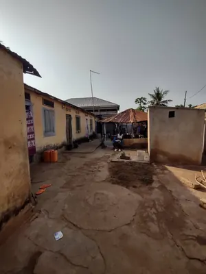 Terrain demi-lot avec maison 4 pièces et 2 boutiques en vente à Gblenkomé Gbodossimé face au marché – 27 millions FCFA — photo 4