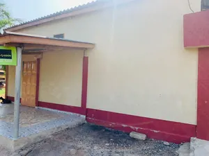 Maison de location à vendre sur demi-lot à Adetikopé, route d'Avéta – 32 millions FCFA