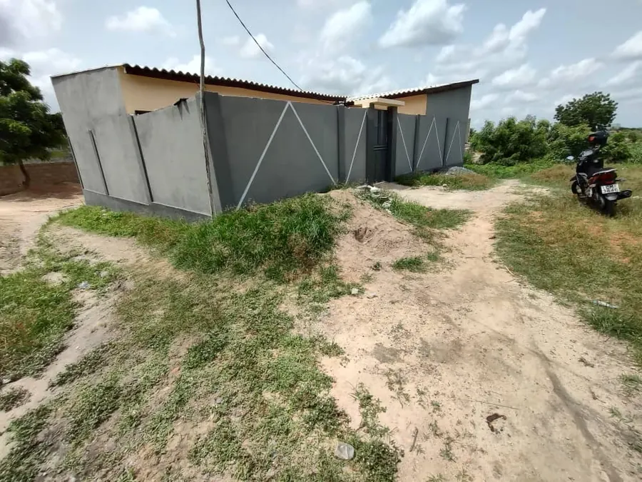 Maison 4 pièces en vente en angle de rue à Zanguera ancien péage – 12 millions FCFA