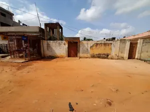 Vente d'un terrain à Amadahomé Foyer des Jeunes, demi-lot clôturé avec 3 pièces et sanitaire – 17 millions FCFA — photo 5