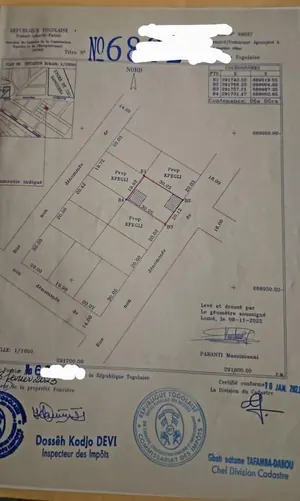 Terrain 1 lot clôturé avec chambre salon et boutique en vente à Sanguera – 25 000 000 FCFA