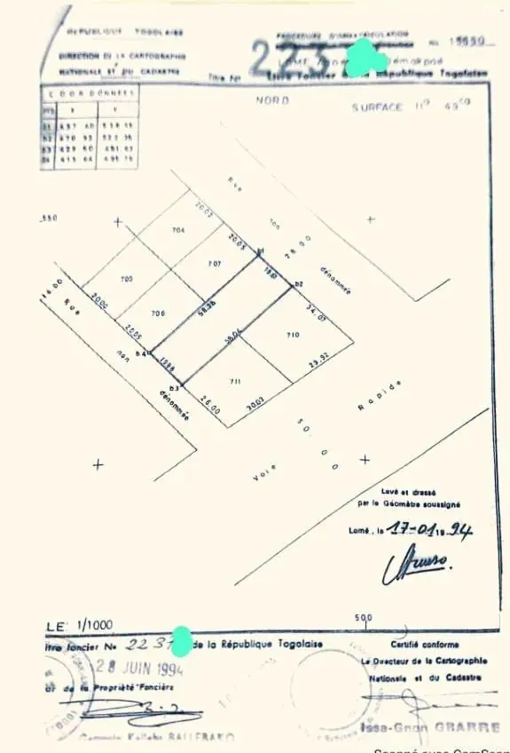 Immeuble à vendre sur 2 lots à Agoè Assiyéyé, à 25m du goudron – 260 millions FCFA