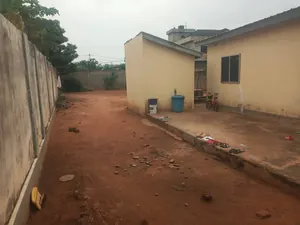 Terrain demi-lot clôturé bâti d'une chambre salon en vente à Adidogomé Kohé – 14 millions FCFA