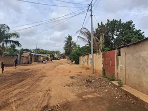 Vente d'un terrain à Agoè Kossigan, demi-lot clôturé bâti (5 pièces), ouvert sur rue de 14 m – 15 millions FCFA — photo 2