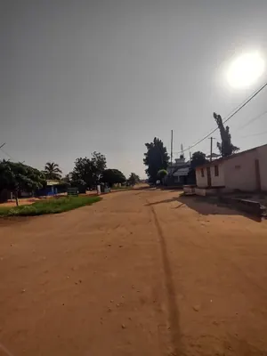 Terrain demi-lot avec maison 4 pièces et 2 boutiques en vente à Gblenkomé Gbodossimé face au marché – 27 millions FCFA