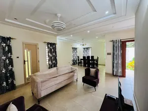 Vente d'une villa à Ségbé avant l'église catholique Akato, meublée, 3 chambres, 300 m², avec dépendance et jardin – 63 millions FCFA — photo 2