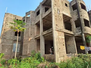 Immeuble inachevé de 1800 m² à vendre à Agbalepedo Somayaf, proche du goudron – 300 millions FCFA — photo 2