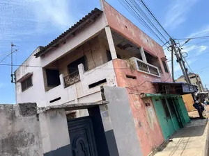 Terrain bâti 300 m² avec mini villa en vente en bordure de goudron à Nyekonakpoè Adjololo – 30 millions FCFA — photo 3