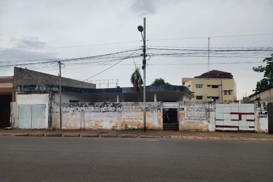 Terrain 600 m² en vente au centre-ville de Lomé face à ORA Bank – 220 millions FCFA
