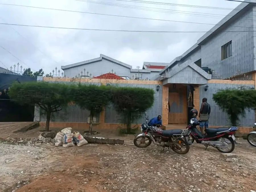 Villa 10 chambres à vendre à Gblinkome Totsi – 350 millions FCFA