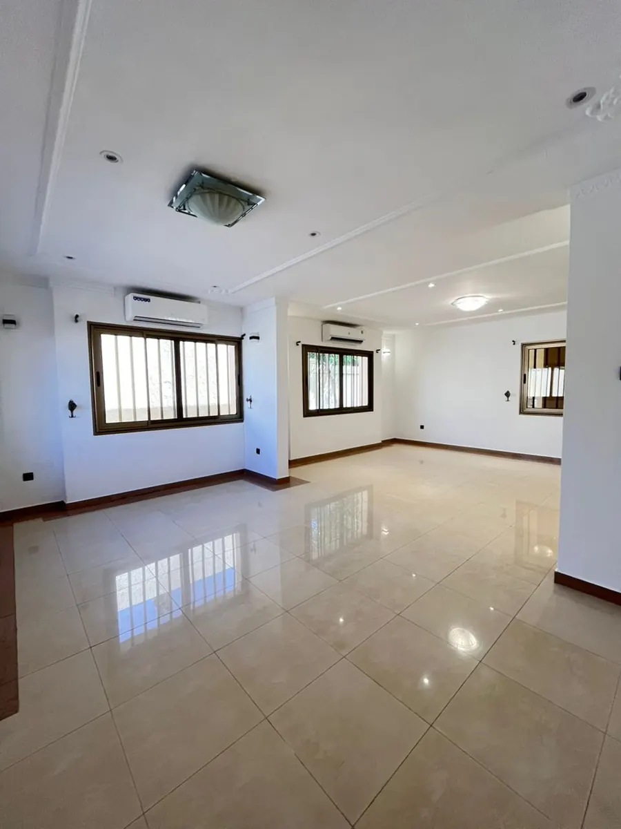 Villa basse avec piscine à louer à La Caisse – 1 600 000 FCFA