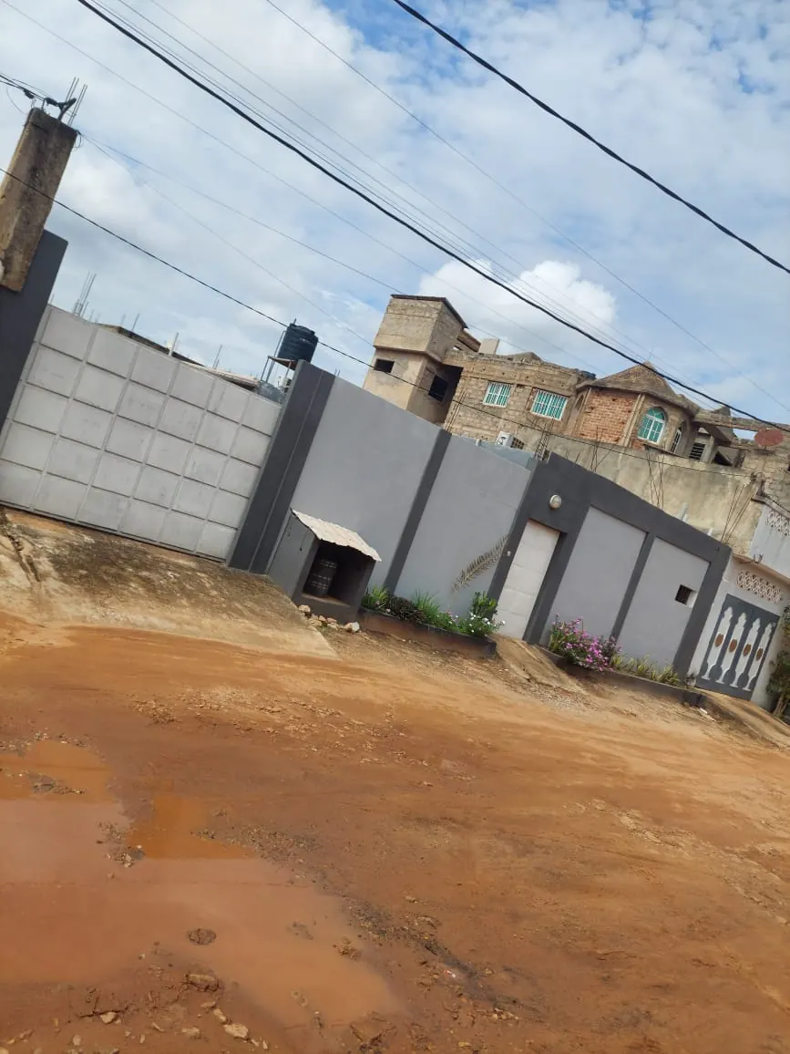 Villa 2 chambres salon avec extensions inachevées en vente à Cacaveli École Mariam – 75 millions FCFA