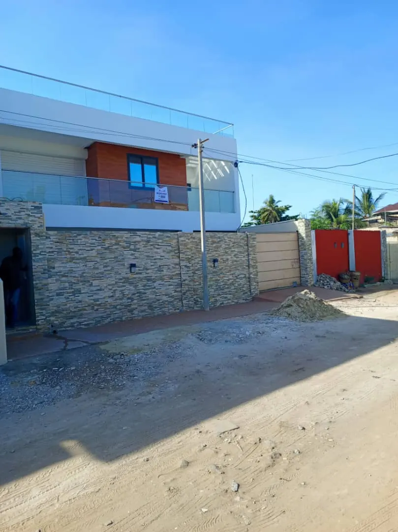 Villa meublée 4 chambres 230 m² en vente à Kodjoviakopé, Lomé – 250 millions FCFA