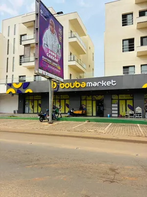 Terrain demi-lot 300 m² en vente en angle de rue au bord du goudron à Cité Renaissance – 120 millions FCFA