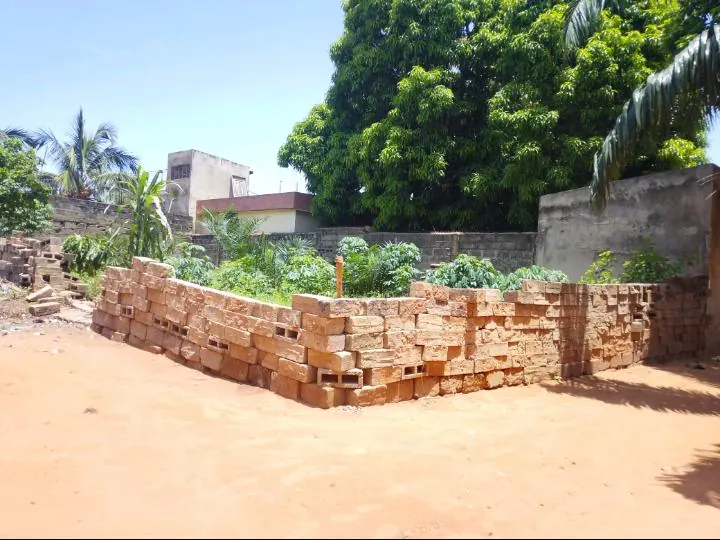 Terrain demi-lot clôturé en vente à Avedji Komla Mali – 25 millions FCFA