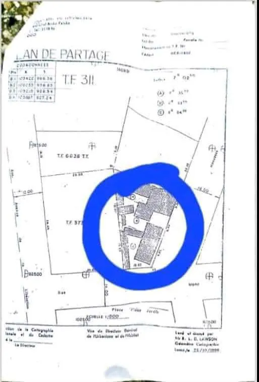 Terrain en vente en bordure de goudron à Freau Jardin – 450 millions FCFA