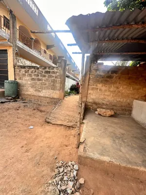 Vente d'une maison à Adidogomé Atigagomé, 2 pièces, demi-lot bâti, proche du goudron – 20 millions FCFA à débattre