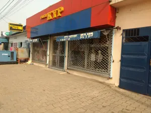 Villa avec boutiques en vente en bord du goudron à Dékon – 500 millions FCFA — photo 3