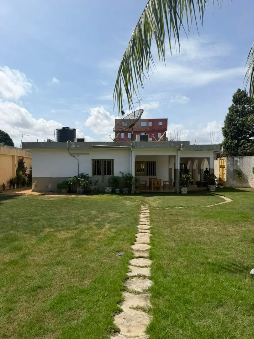Résidence 4 lots en vente en bordure de goudron à Djidjolé – 450 millions FCFA