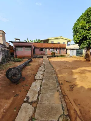 Terrain 1 lot avec ancienne maison de 4 pièces à raser en vente à Tokoin Hôpital – 80 000 000 FCFA
