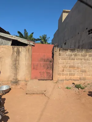 Vente d'un terrain à Nanégbé, demi-lot (30/10), 2 pièces, clôturé, proche du goudron – 19 millions FCFA à débattre — photo 2