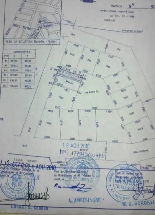 Vente d'un terrain à Totsi, demi-lot (8m x 30m), proche du marché – 17 millions FCFA