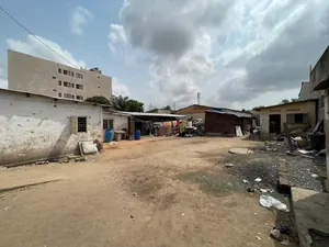 Maison avec studios et boutique en vente en bordure de goudron à Tokoin Cassablanca – 120 millions FCFA — photo 4