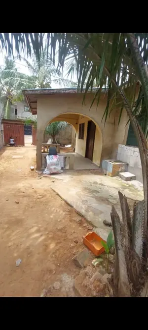 Maison de location à vendre sur 1/4 de lot à Adidogomé Yokoé – 10 millions FCFA