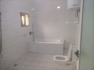 Villa duplex meublée 6 chambres sur 1 lot en angle de rue en vente à Baguida Monument – 600 millions FCFA — photo 4