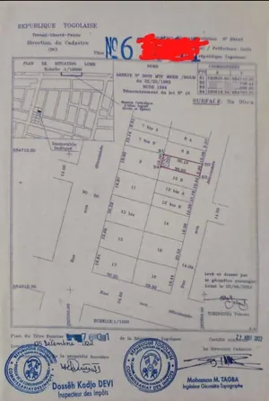 Terrain demi-lot 300 m² avec pièce, cuisine et forage en vente à Adidogomé Sagbado – 18 millions FCFA