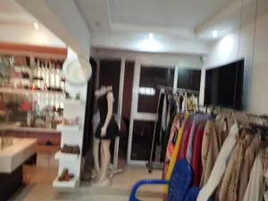 Location d'une boutique à Tokoin Ranco, bord du goudron, avec bureau et sanitaire – 180 000 FCFA/mois — photo 1
