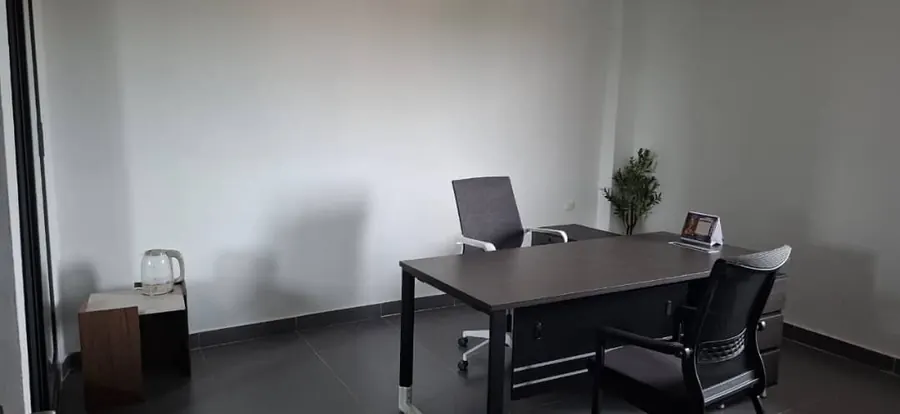Bureau 4 pièces à louer au bord du goudron à Ave-Maria – 600 000 FCFA