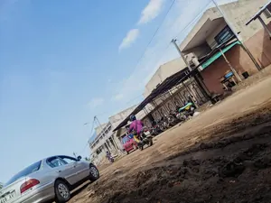 Maison 14 chambres en angle de rue sur 1 lot à Nyékonakpoè – 160 millions FCFA