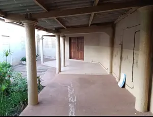 Maison en vente au bord du goudron à Zanguera, Rond-point du Grand Marché – 35 millions FCFA — photo 2