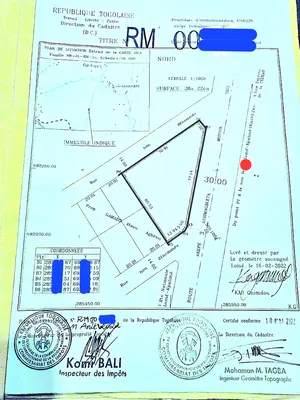 Terrain 2822 m² en angle de rue à vendre à Aképé, en bordure de grande voie de 30 m – 60 millions FCFA