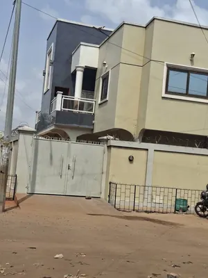 Villa duplex 5 chambres sur demi-lot en angle de rue à vendre à Attiegouvi Dabarakondji – 70 millions FCFA