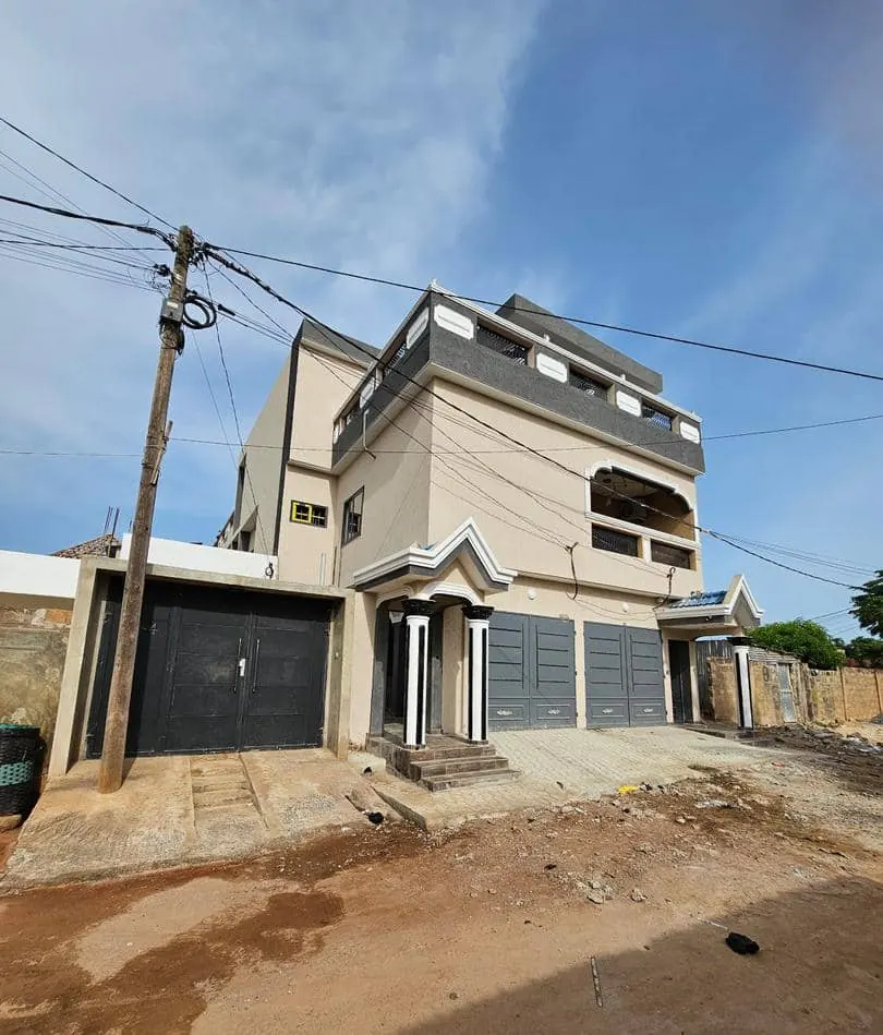 Vente d'une villa à Kégué Catholique, R+2 avec rooftop, demi-lot 300 m², titre foncier – 150 millions FCFA