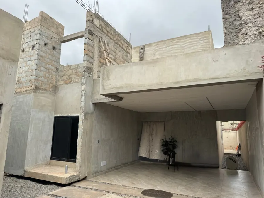 Vente d'une villa à Agoè Sogbossito, R+1, neuve, demi-lot, accès goudron – 55 millions FCFA