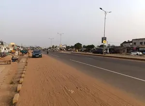 Maison en vente au bord du goudron à Zanguera, Rond-point du Grand Marché – 35 millions FCFA