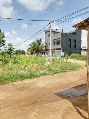 Vente de terrain à Legbassito Carrefour Zovadjin, 1,5 lots (900 m²), titre foncier personnel – prix à confirmer avec l'agence — photo 3