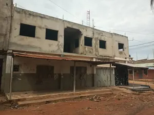Maison inachevée 5 chambres avec 2 boutiques en vente à Carrefour Aïsèd Amadahomé – 24 millions FCFA