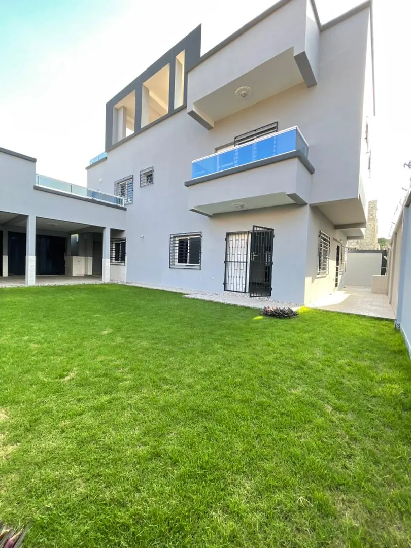 Villa duplex 4 chambres à vendre à Avenou – 155 millions FCFA