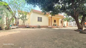 Vente d'une maison à Adjidogomé Assiyeyé, 1 lot avec construction 3 chambres salon et 3 dépendances, en face du marché – 80 millions FCFA — photo 3