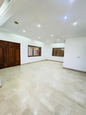 Villa duplex 6 chambres en location à Togo 2000 derrière l'aéroport – 1 600 000 FCFA/mois