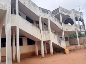 École R+1 non opérationnelle en vente sur 2 lots en angle de rue à Hédzranawoé – 200 millions FCFA — photo 3