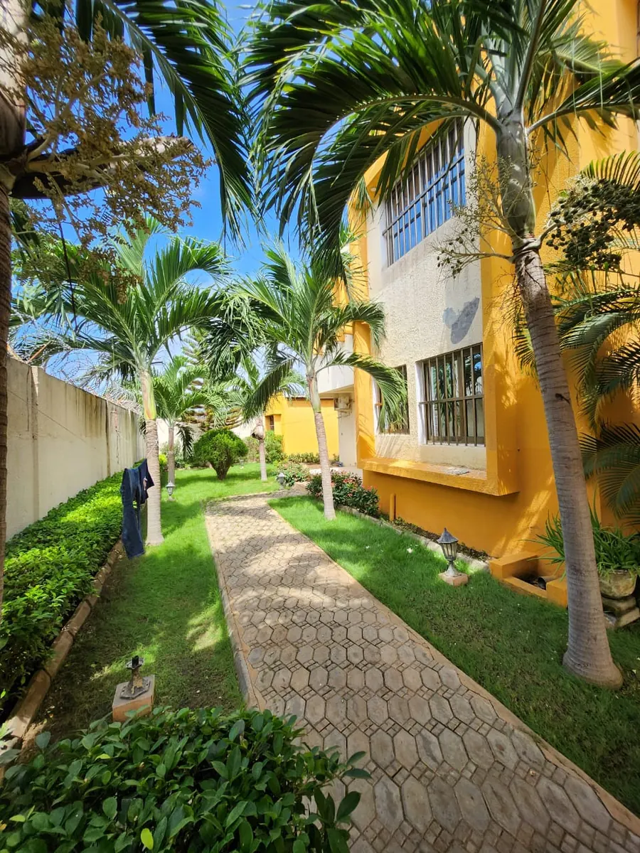 Villa duplex 4 chambres en location non meublée à Baguida (Lomé) – 1 200 000 FCFA/mois