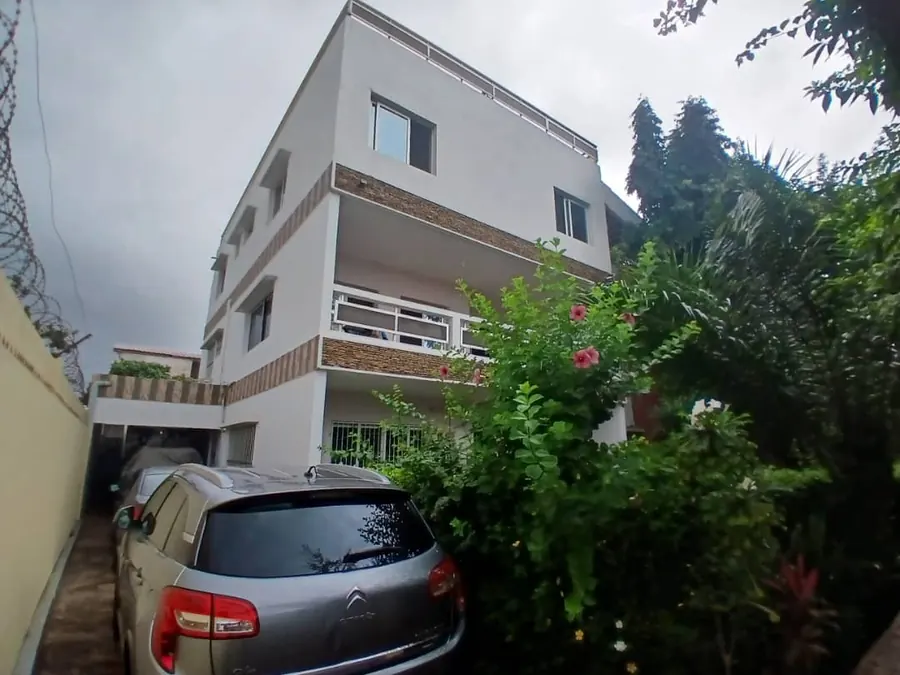 Villa triplex 8 chambres à vendre à Attikoumé, à 200 mètres du goudron – 170 millions FCFA