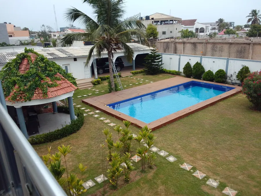 Villa duplex meublée 6 chambres sur 1 lot en angle de rue en vente à Baguida Monument – 600 millions FCFA